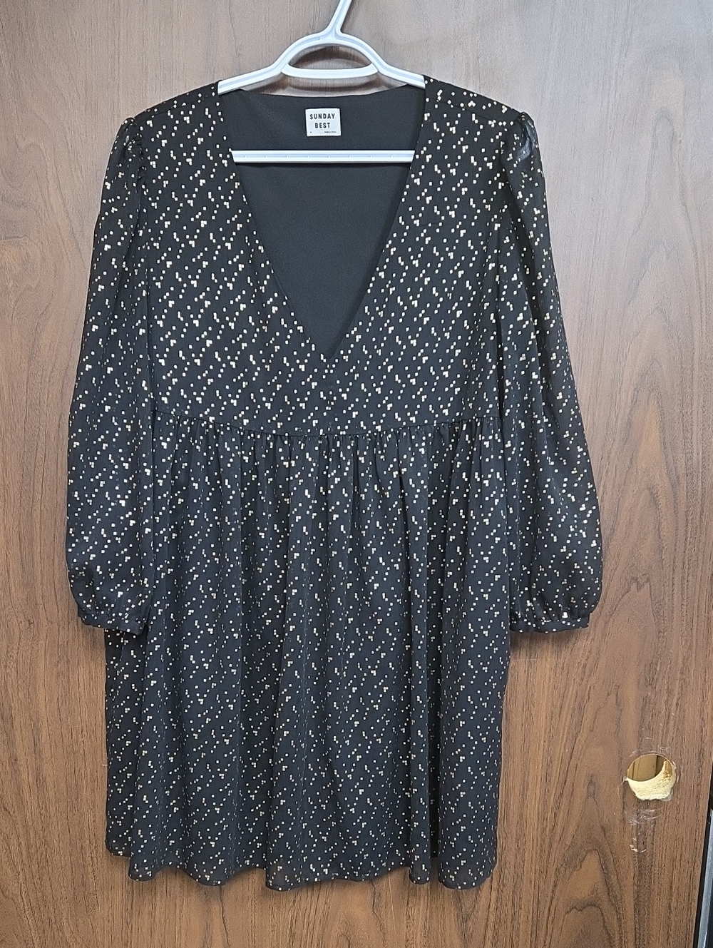 Sunday Best Size M Black and Gold Mini Long-Sleeved Dress
